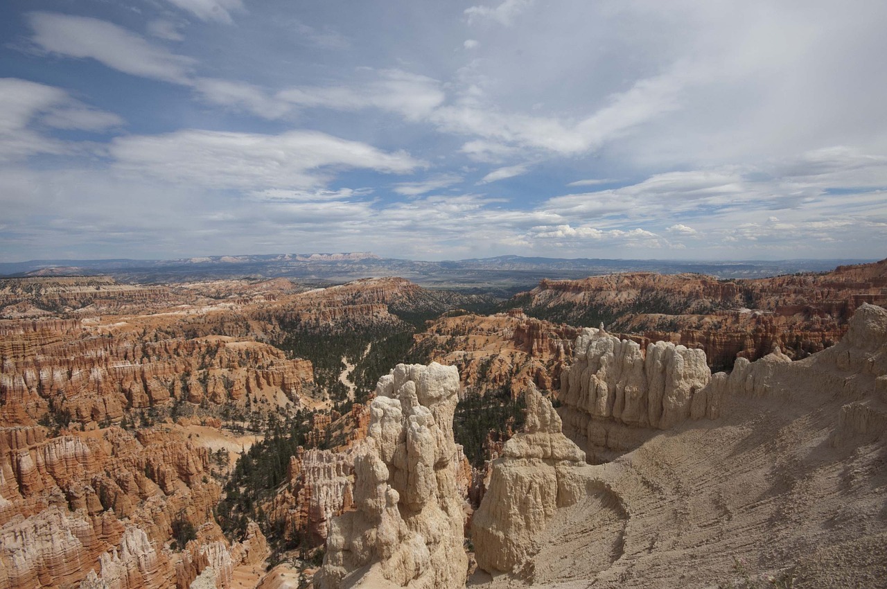 Uolienos Formacijos, Bryce Canyon Nacionalinis Parkas, Debesuota Dangaus, Vakarinis Kraštovaizdis, Nemokamos Nuotraukos,  Nemokama Licenzija