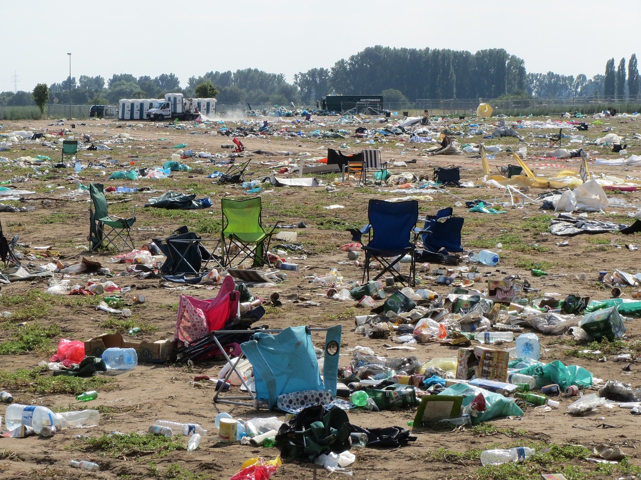 Rock N Heim,  Kempingas,  Festivalis,  Vokietija,  Sunaikinta,  Audra,  Sugadintas,  Palapinės,  Griuvėsiai,  Išlieka