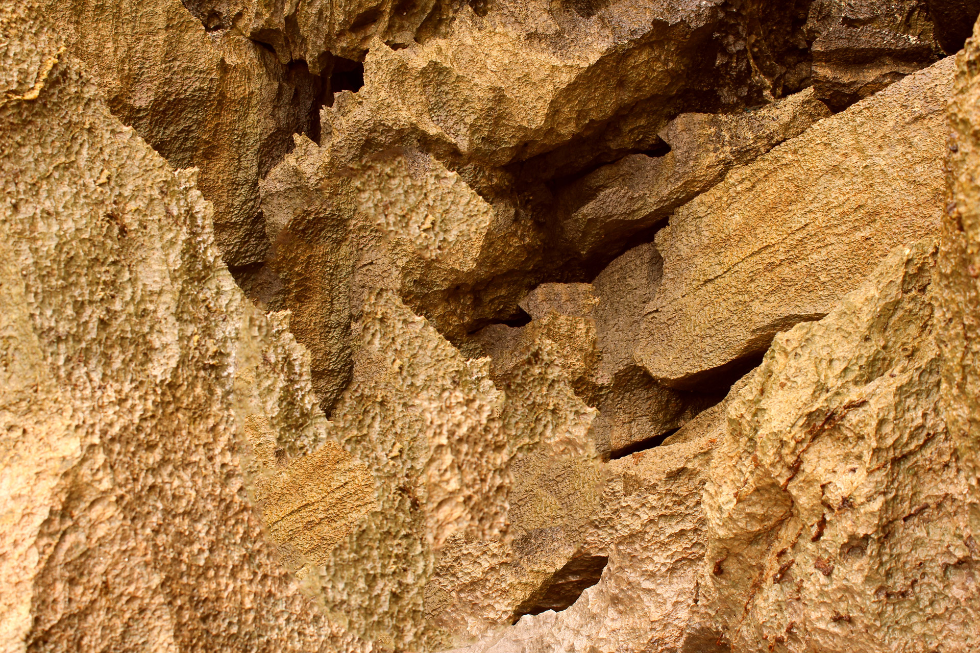 Горная порода 9 букв на к. Стена из скалы. Текстура скалы. Камень скала пористая пещера. Стена скала текстура.