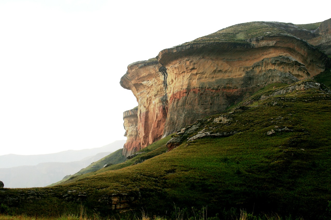 Rockface, Smiltainis, Aukso-Rožinės Spalvos Žemos Spalvos, Uolos, Žali Šlaitai, Švelni Šviesa, Dangus, Po Audros, Kraštovaizdis, Nemokamos Nuotraukos