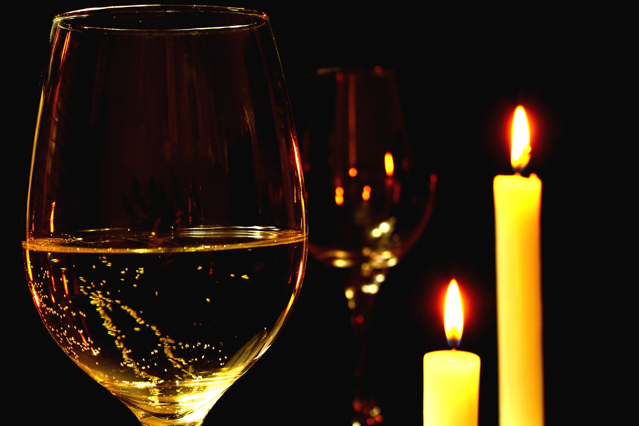 Romantiškas,  Romantiška Vakarienė,  Vynas,  Baltas Vynas,  Dubuo,  Taurė Vyno,  Stiklinis Baltojo Vyno,  Žvakė,  Apšvietimas,  Pusiau Šviesa