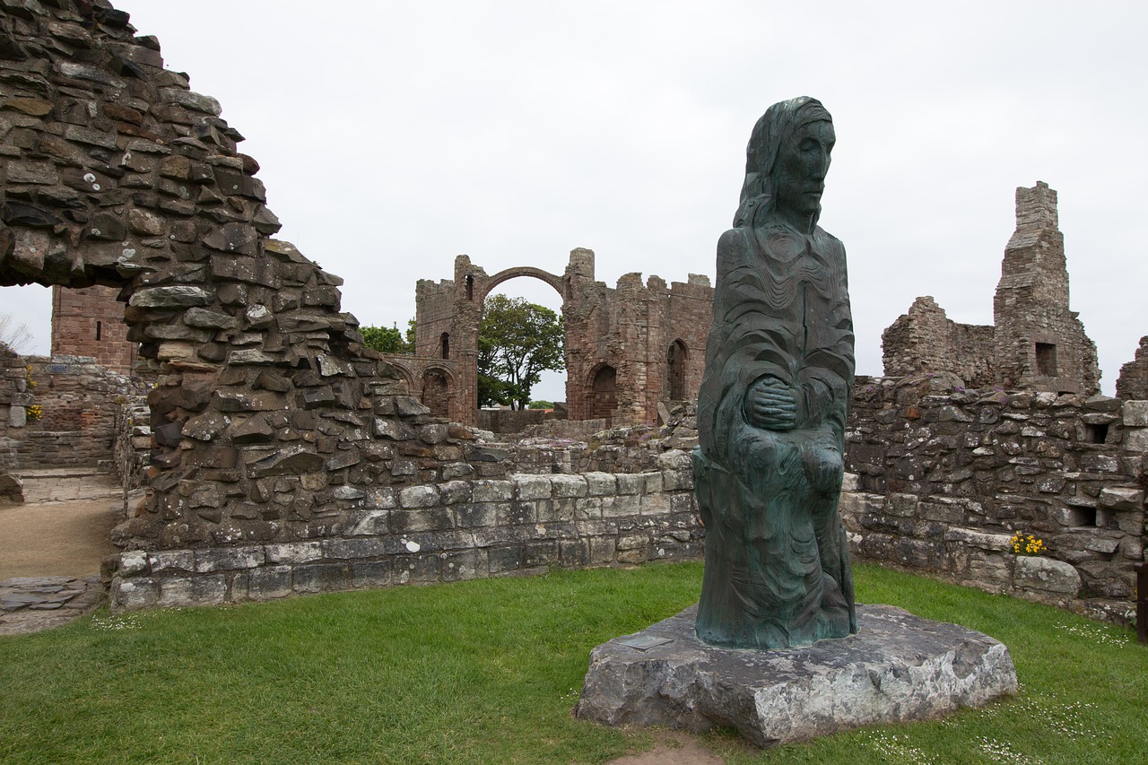 Griuvėsiai, Lindisfarne Priory, Lindisfarne, Šiaurė, Northumberland, Šventas, Sala, Cuthbert, Anglija, Priory