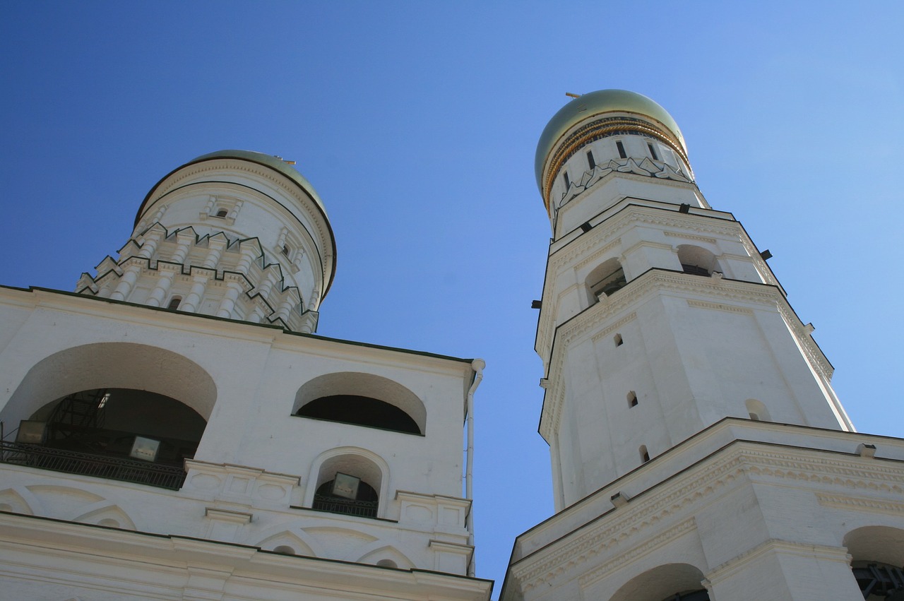 Rusų, Architektūra, Balti Pastatai, Atspindinti Šviesa, Išlenktos Lango Angos, Aukso Svogūnų Kupolai, Laikrodzio Bokstas, Aukšti Bokštai, Priesvano Varpinė Paliko, Varpinė