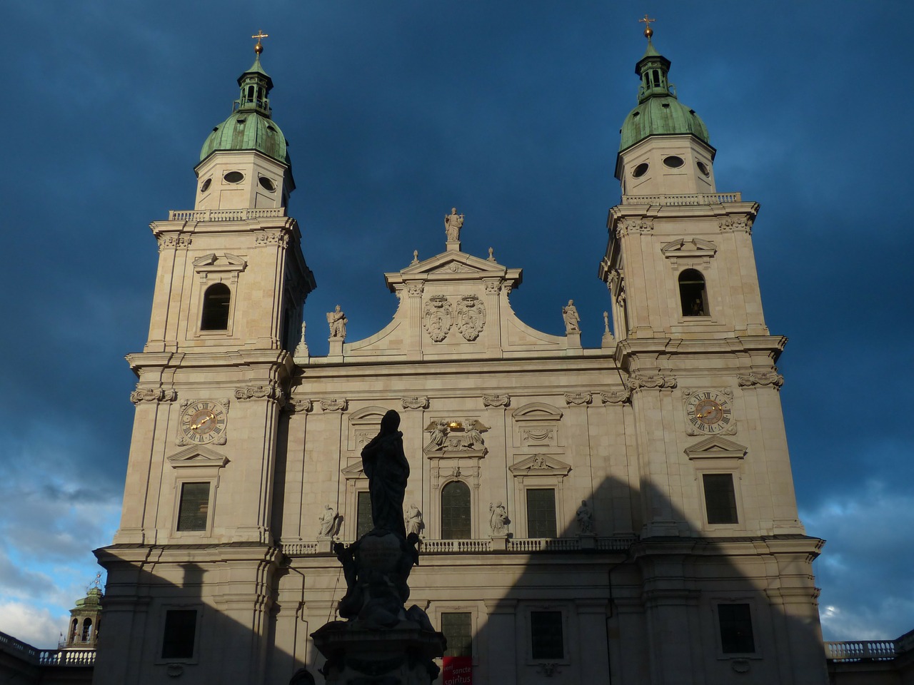 Salzburgo Katedra, Fasadas, Vakaro Saulė, Apšviestas, Katedros Aikštė, Barockklassizirend, Vakarų Fabrikas, Figūrinės Dekoracijos, Bokštai, Spalvingas