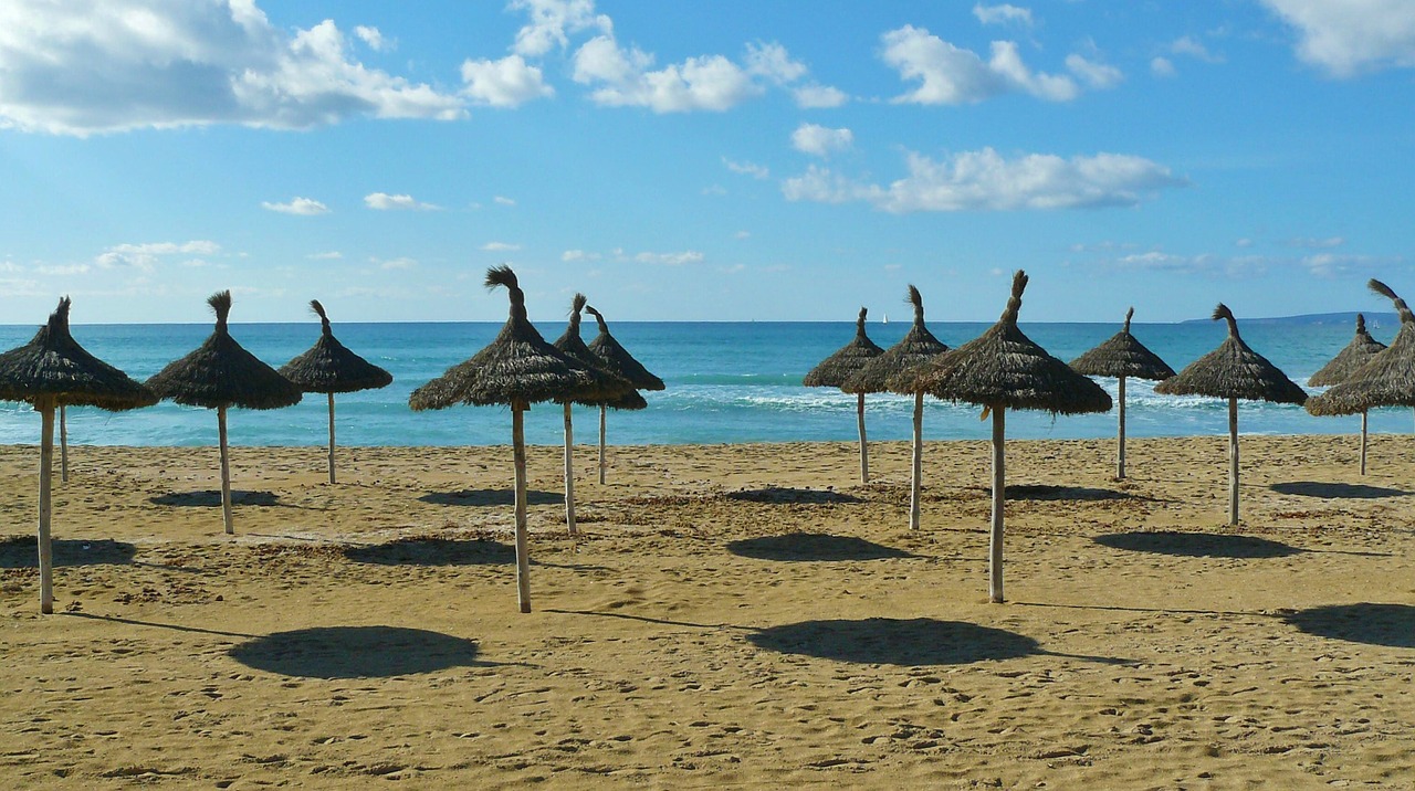 Smėlio Paplūdimys Papludimys, Smėlis, Jūra, Kranto, Gamta, Skėčiai Nuo Saulės, Šventė, Mediteran, Maljorka, Balearų Salos