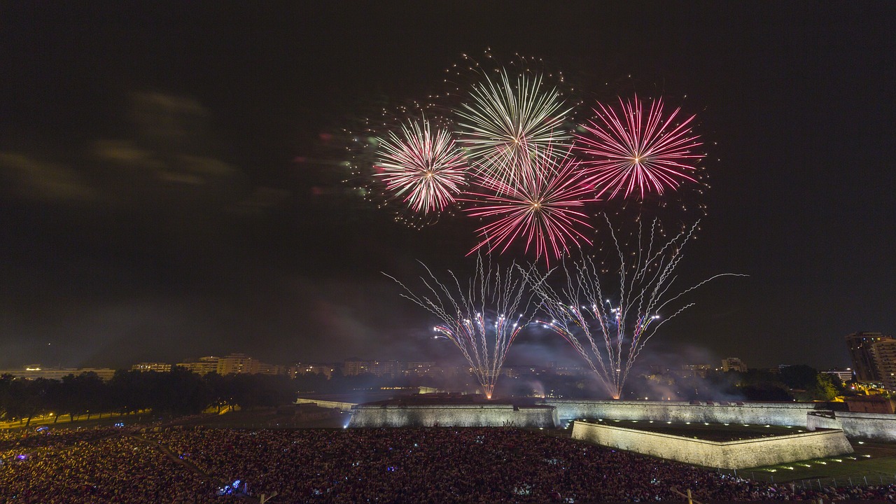 Sanfermín,  Sanfermines,  Vivasanfermin,  Gorasanfermin,  Sanferminfestival,  Festivalis San Fermin,  Estafeta,  Estafeta Gatvė,  Veikia Jaučių,  Veikia Su Jaučių