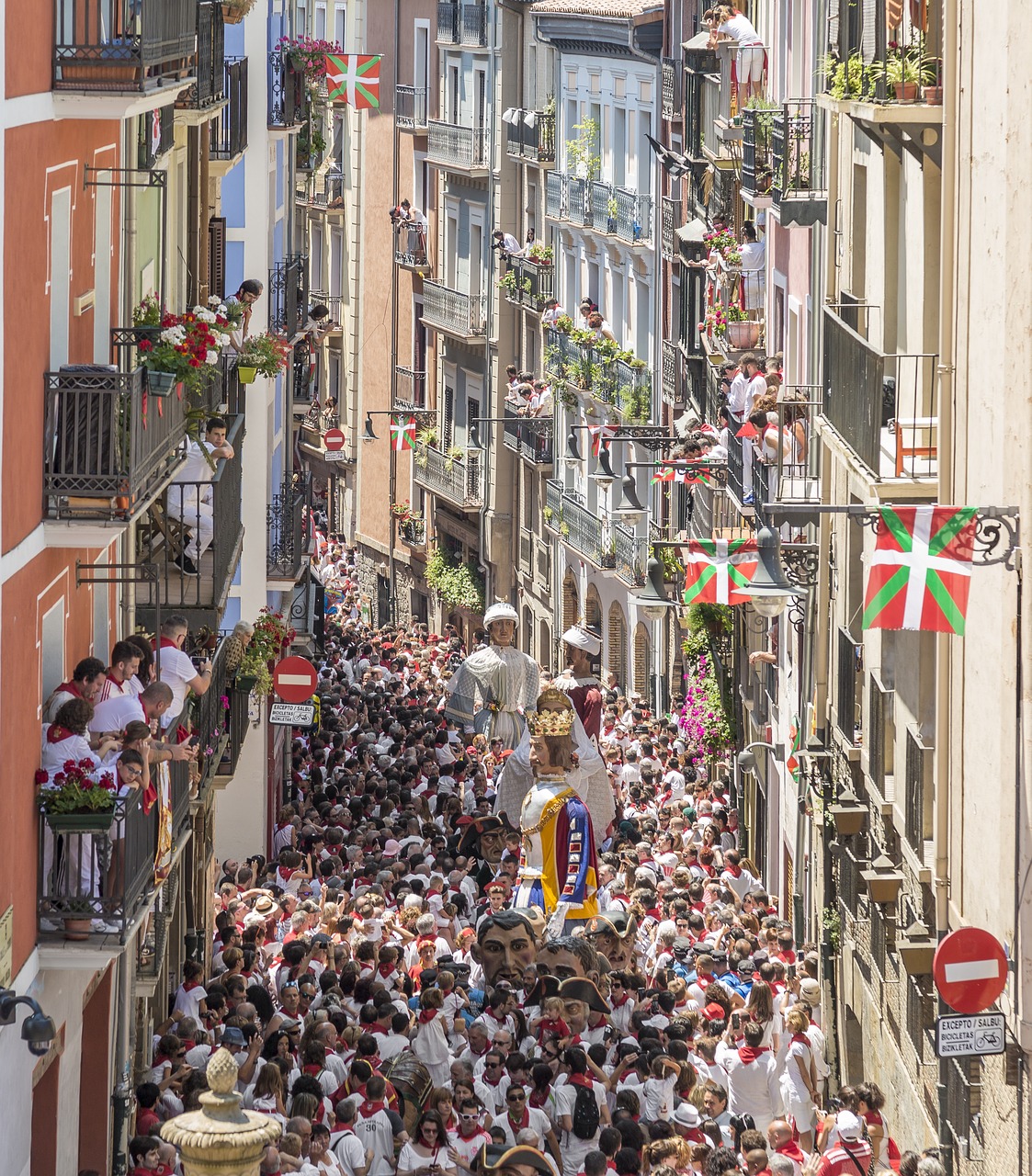 Sanfermín,  Sanfermines,  Vivasanfermin,  Gorasanfermin,  Sanferminfestival,  Festivalis San Fermin,  Estafeta,  Estafeta Gatvė,  Veikia Jaučių,  Veikia Su Jaučių