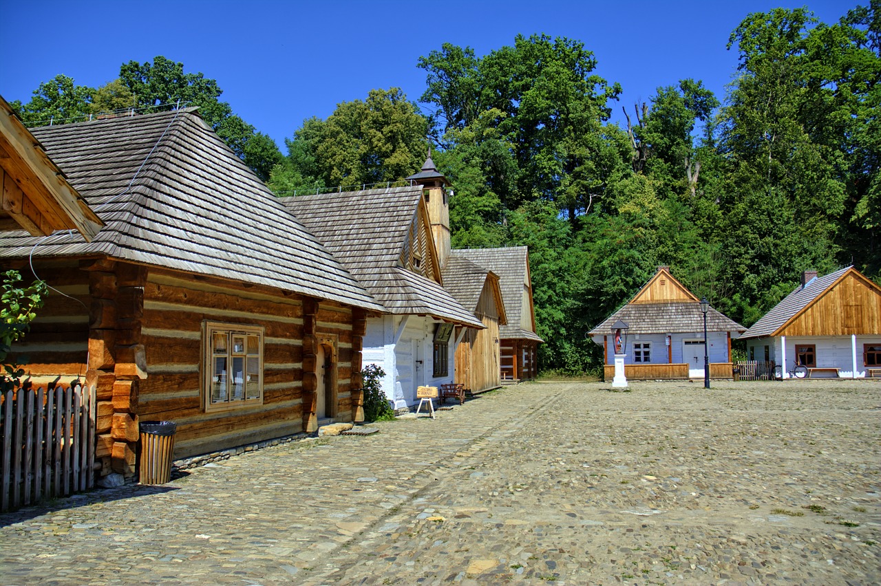 Sanok, Atviru Dangumi Muziejus, Kaimo Kotedžas, Mediniai Rutuliai, Stogas, Lenkija, Senas, Architektūra, Namelis, Šiaudai