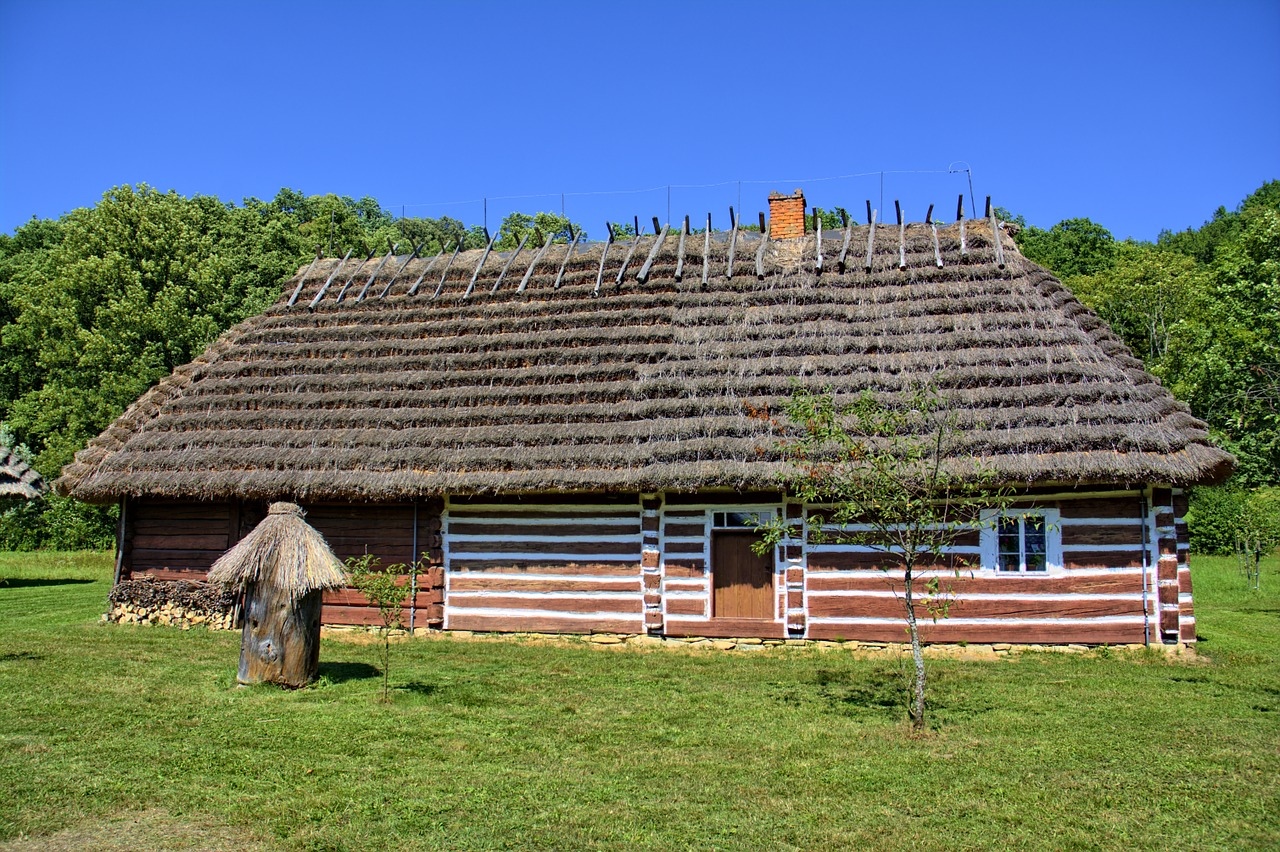 Sanok, Atviru Dangumi Muziejus, Kaimo Kotedžas, Mediniai Rutuliai, Stogas, Lenkija, Senas, Architektūra, Namelis, Šiaudai