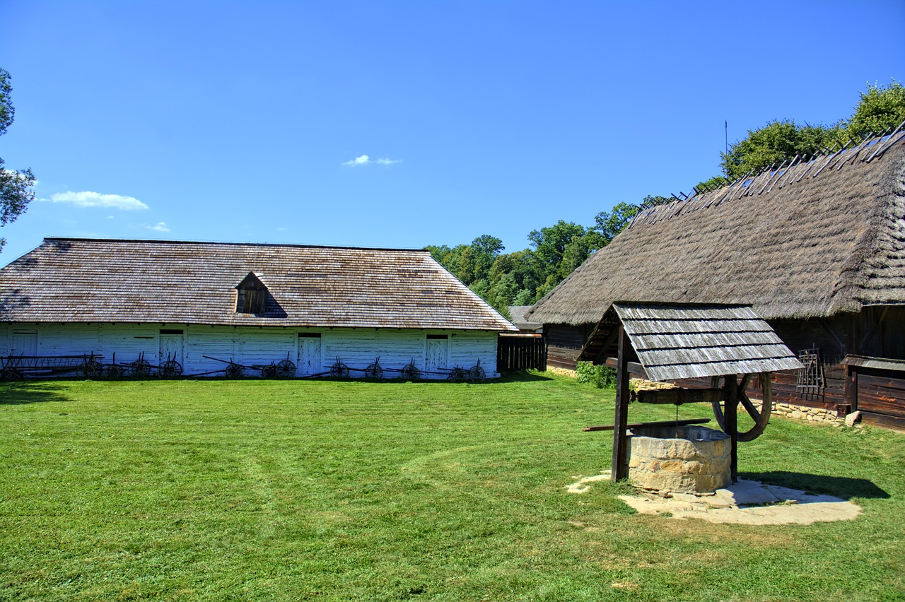 Sanok, Atviru Dangumi Muziejus, Kaimo Kotedžas, Mediniai Rutuliai, Stogas, Lenkija, Senas, Architektūra, Namelis, Šiaudai