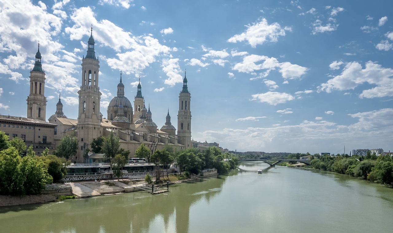Saragosas, Ebro, Debesys, Bazilika, Bažnyčia, Šventykla, Architektūra, Senas, Perspektyva, Miestas