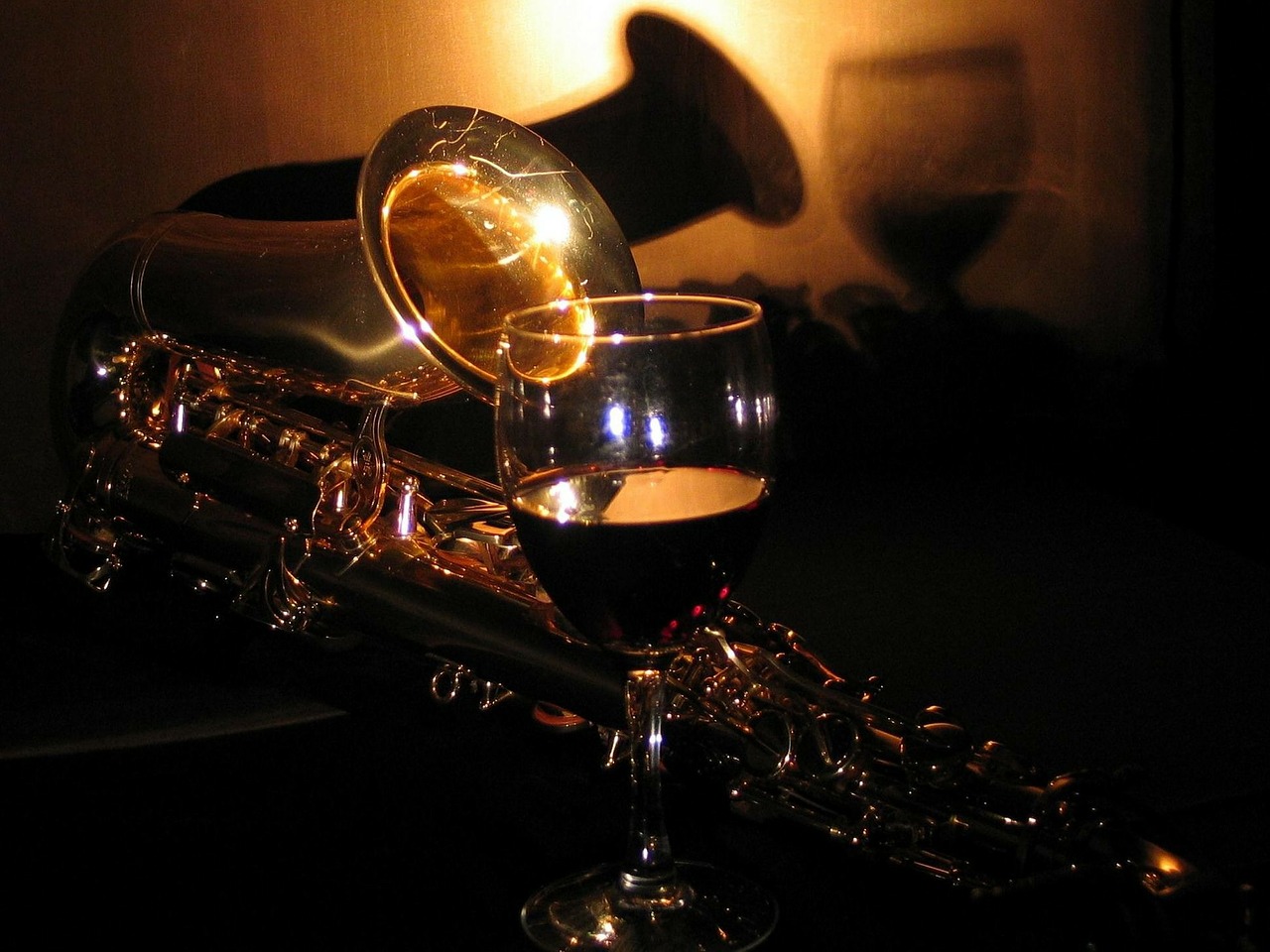Saksofonas, Saksofonas, Muzika, Instrumentai, Tamsi, Tamsa, Stiklas, Vynas, Stiklinė, Šešėlis