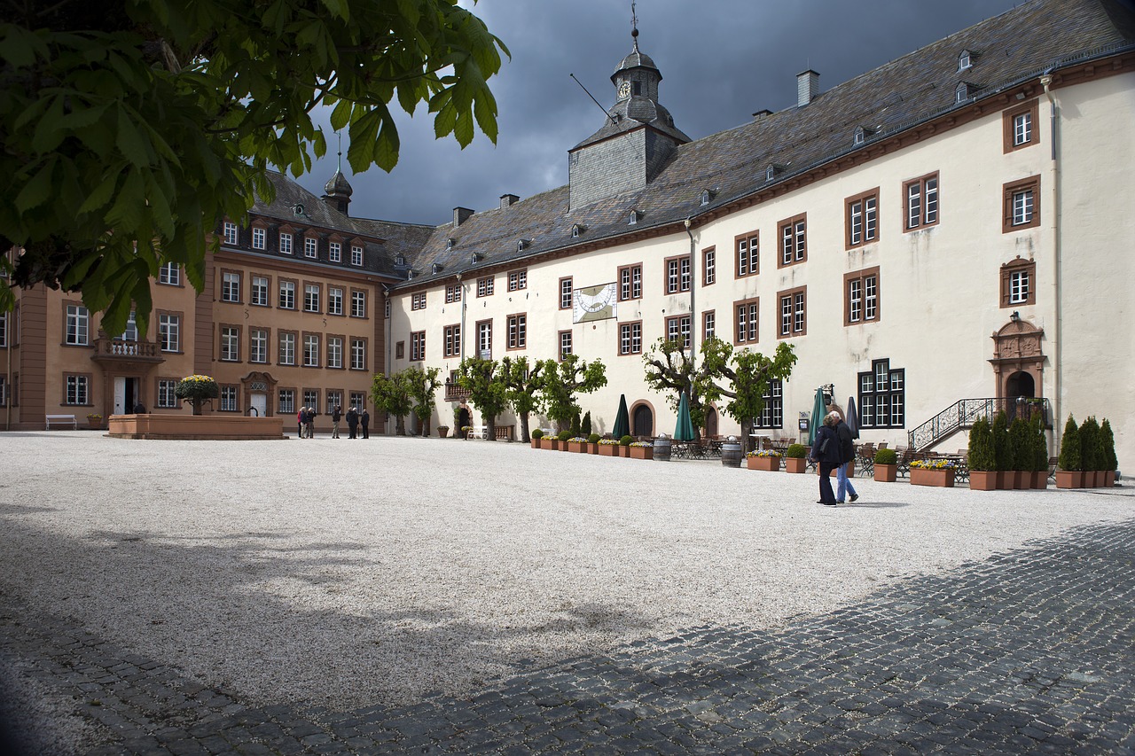 Schloss Bad Berleburg, Siegenas-Vitgenšteinas, Vokietija, Architektūra, Istorinis, Laikrodzio Bokstas, Saulės Laikrodis, Lydytos Sienos, Akmeninis Langas Ir Durys Supa, Apleisti Medžiai