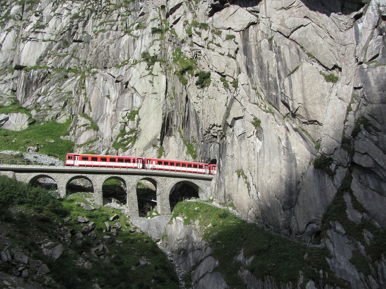 Schöllenen Tarpeklis, Gotfardas, Šveicarija, Alpių, Praeiti, Traukinys, Geležinkelis, Nemokamos Nuotraukos,  Nemokama Licenzija