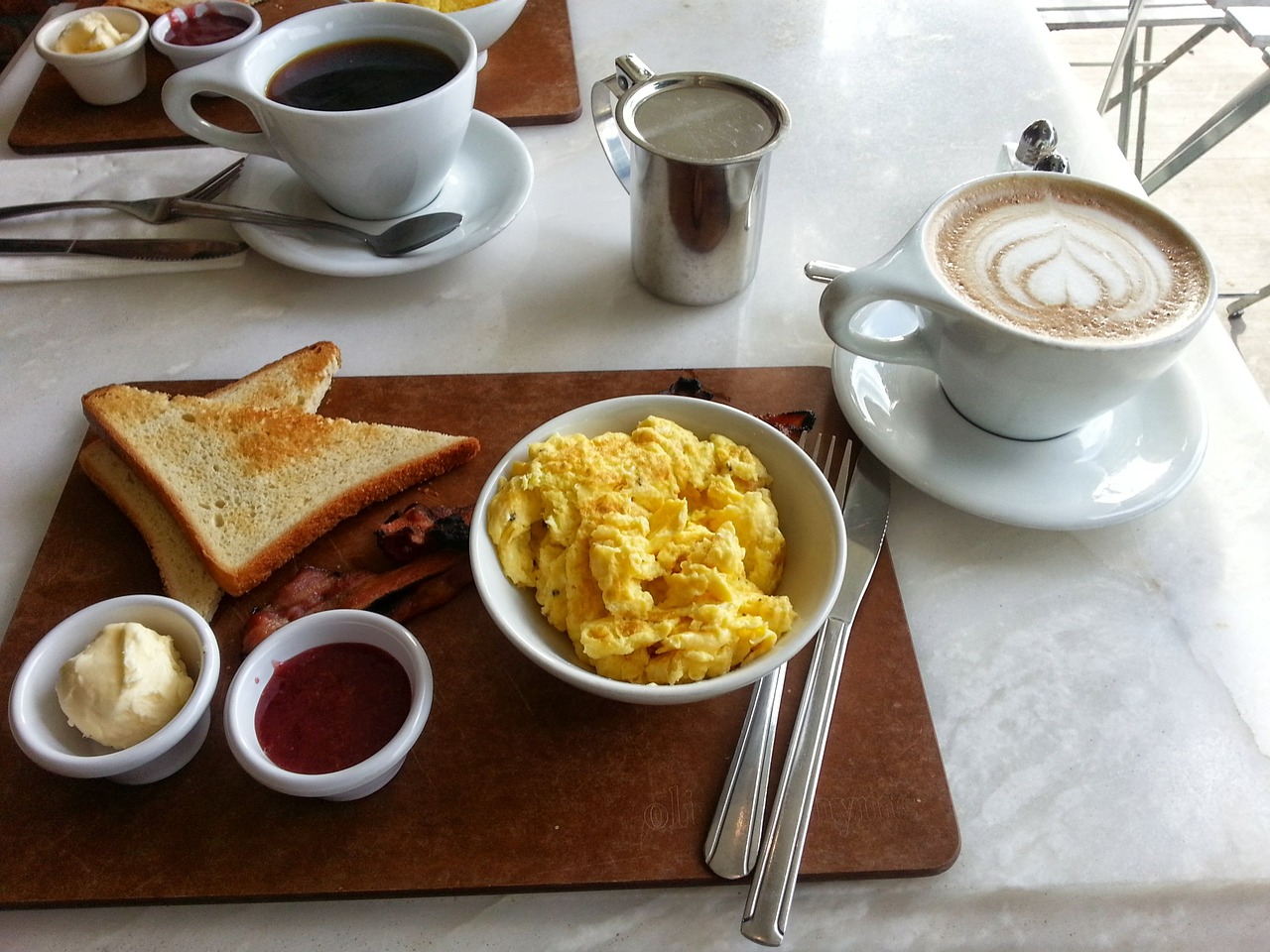 Obuolių Kiaušiniai, Pusryčiai, Kava, Latte, Kiaušiniai, Skrudinta Duona, Brunch, Maistas, Rytas, Nemokamos Nuotraukos