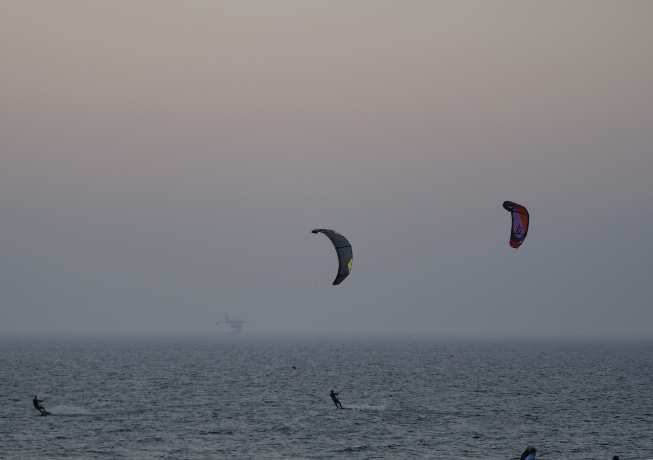 Jūra,  Kiting,  Čiuožia,  Vandenys,  Vandens Sportas,  Sportas,  Baltijos Jūra,  Dangus,  Greitis,  Papludimys