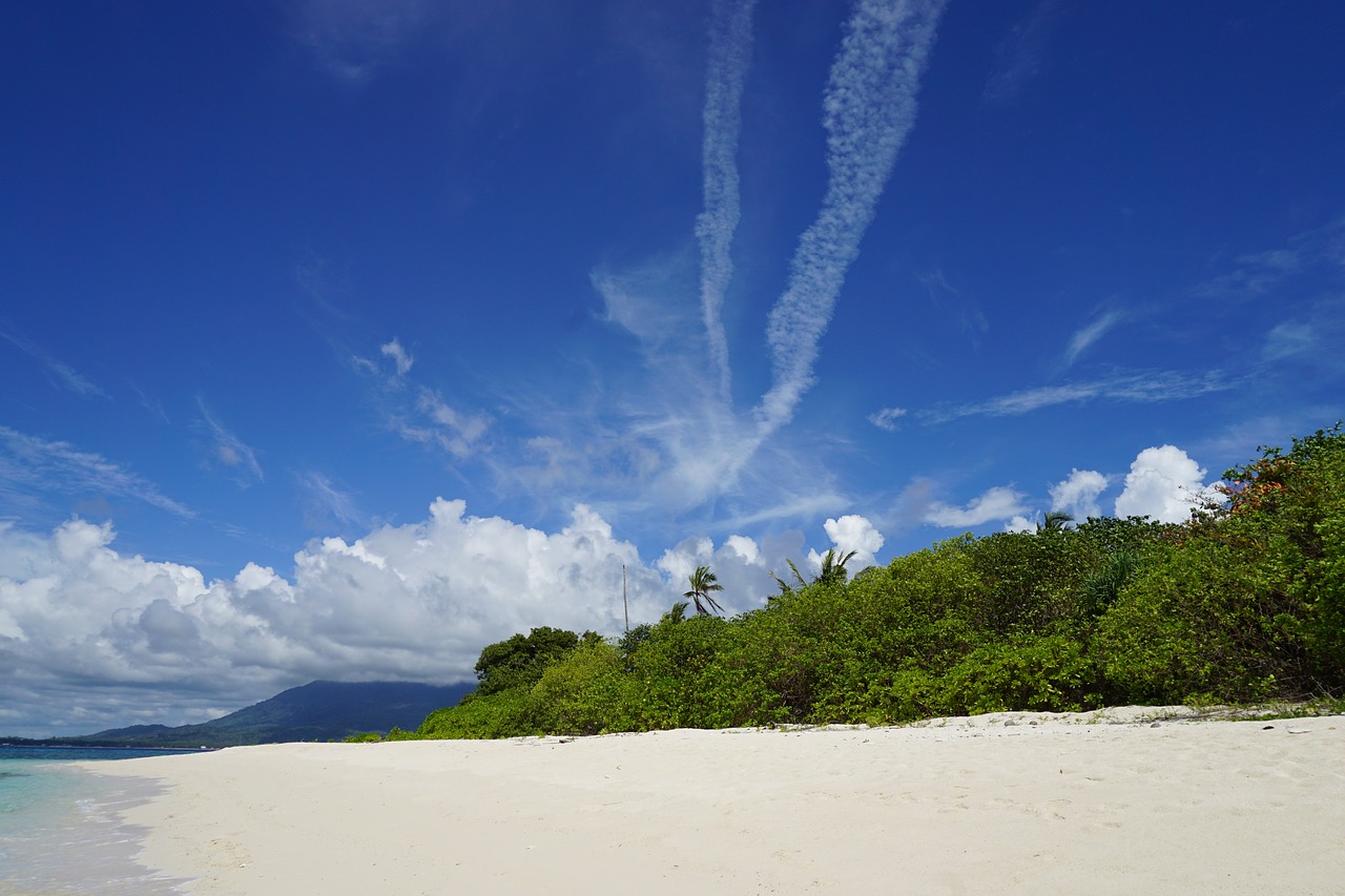 Secluded Beach, Aiškus Mėlynas Dangus, Rami Balto Smėlio Paplūdimys Natuna Indonezija, Nemokamos Nuotraukos,  Nemokama Licenzija