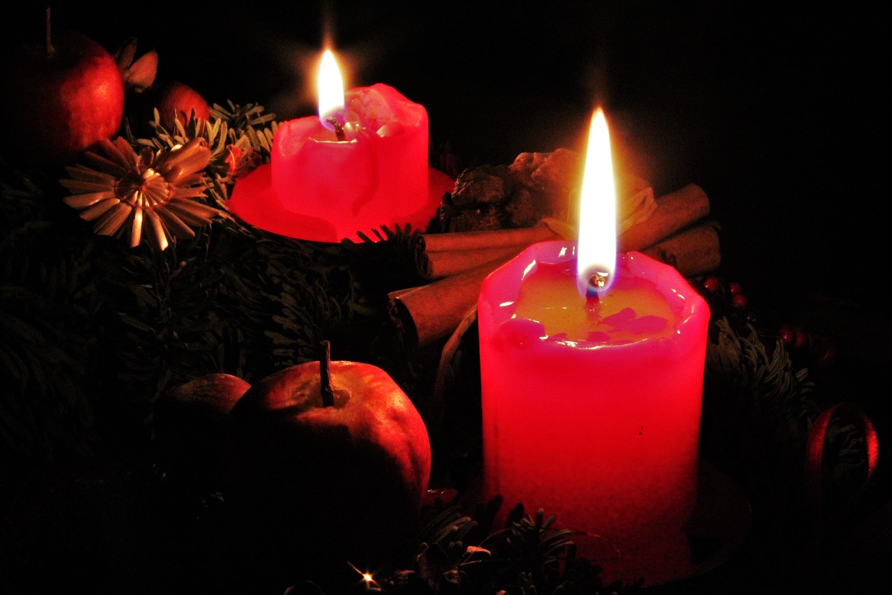 Antrasis Atėjimas, Raudonos Žvakės, Žvakių Šviesa, Dvi Žvakės Deginamos, Adventas, Kontempliatyvas, Kalėdų Puošimas, Deginti, Prieš Kalėdas, Du