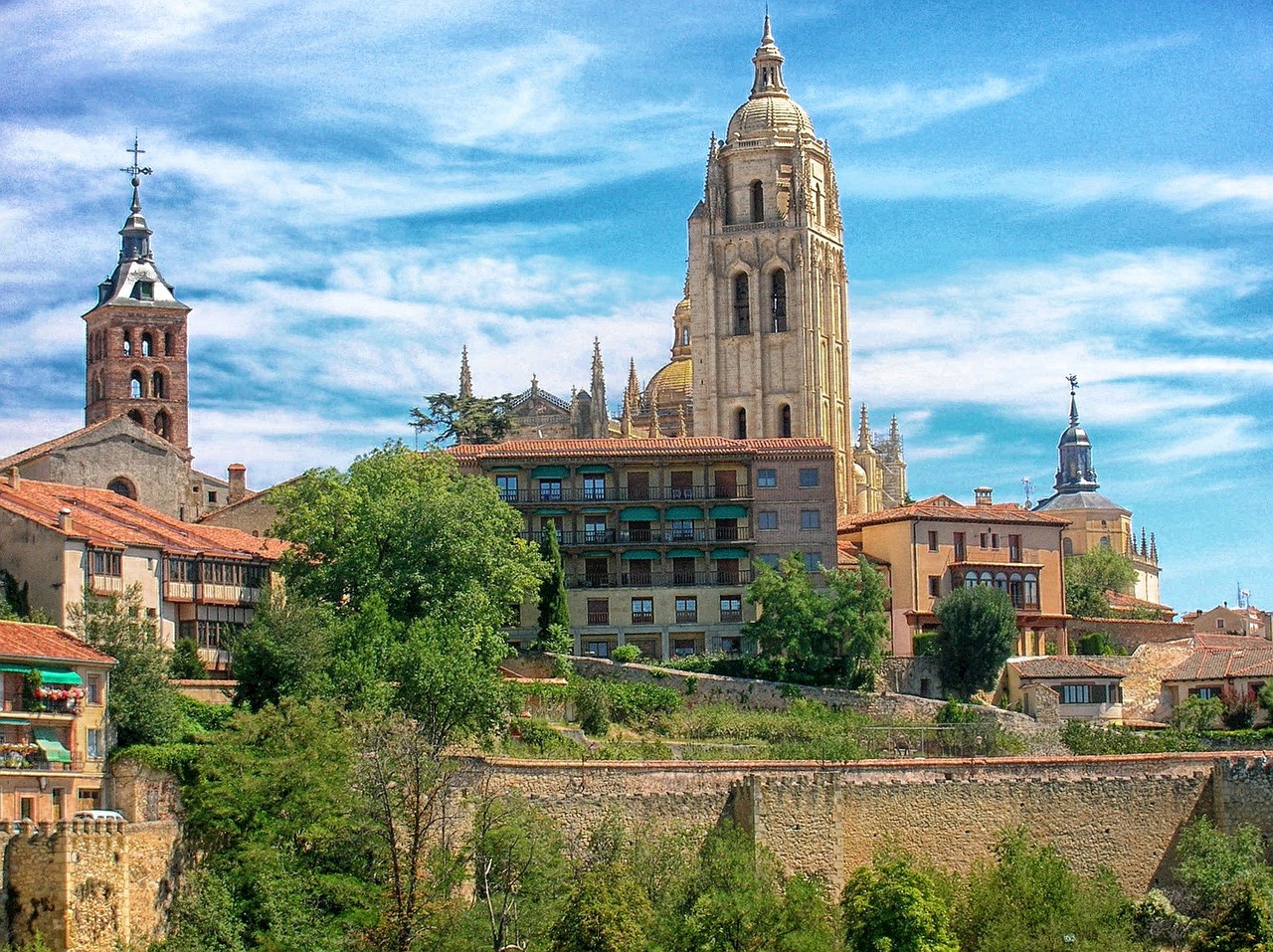 Segovia, Ispanija, Bažnyčios, Pastatai, Architektūra, Dangus, Debesys, Miestas, Miestai, Miesto