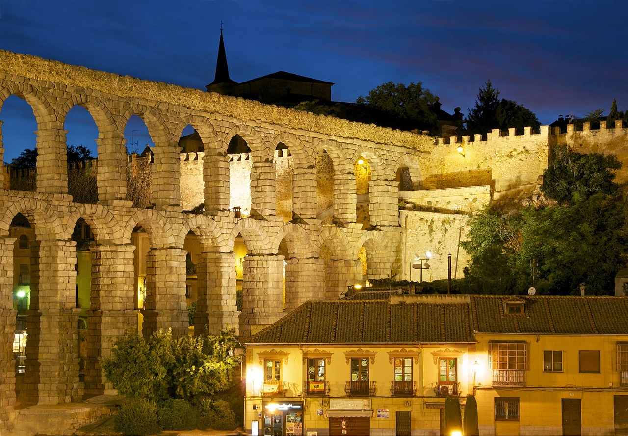 Segovia, Ispanija, Pastatai, Architektūra, Panorama, Stulpeliai, Dangus, Debesys, Lauke, Žibintai