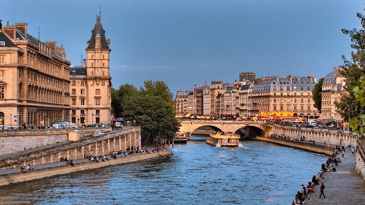 Upė Seine, Tiltas, Pont Michel, Paris, France, Vanduo, Architektūra, Valtis, Turistai, Istorinis