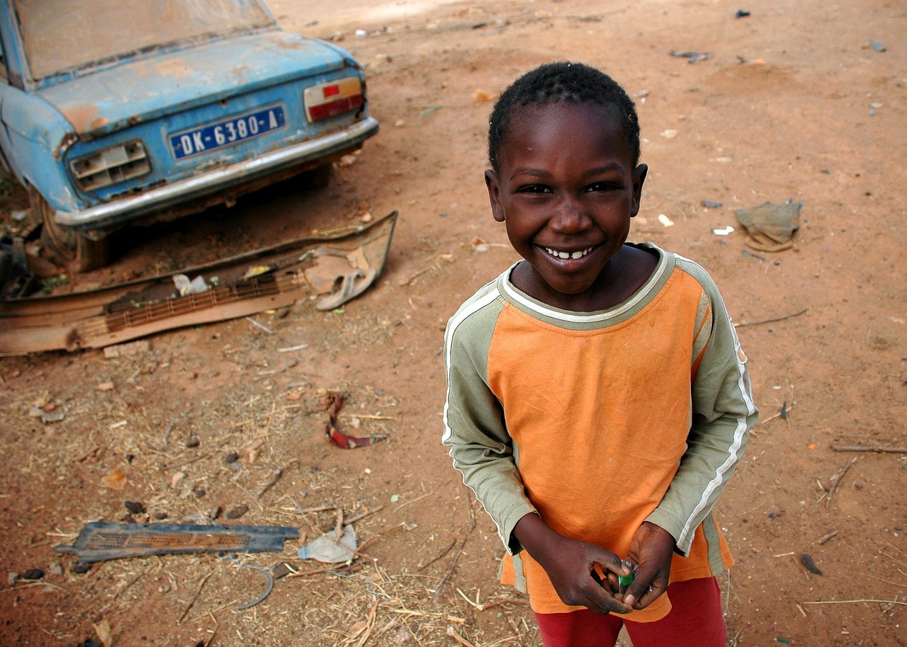 Senegalas, Vaikas, Berniukas, Šypsosi, Purvas, Transporto Priemonė, Portretas, Skurdas, Prireikus, Nemokamos Nuotraukos