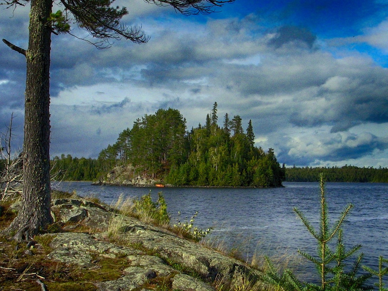 Aštrus Uolos, Sala, Dangus, Debesys, Hdr, Ežeras, Vanduo, Apmąstymai, Miškas, Medžiai