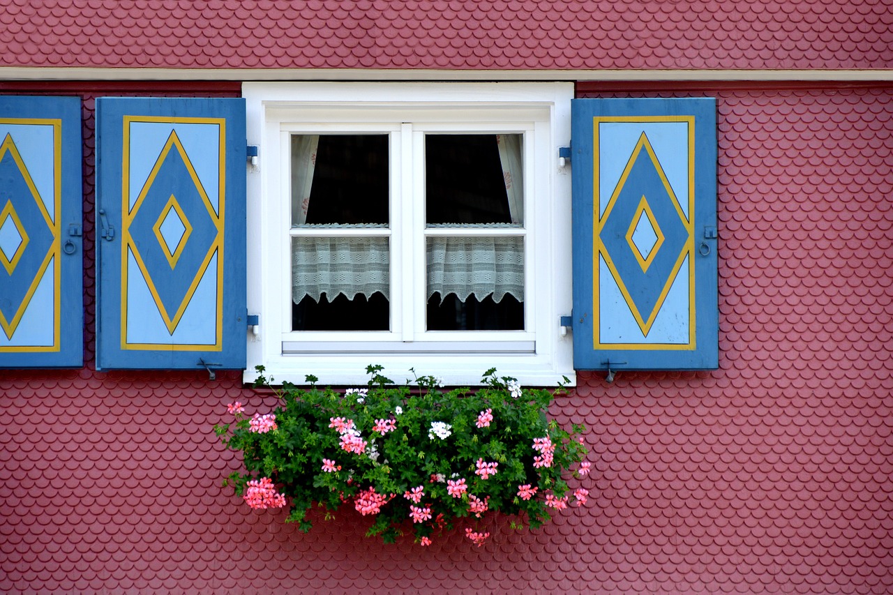 Užraktas, Sodyba, Gėlė, Langų Gėlė, Langas, Fasadas, Galva, Medinės Žaliuzės, Architektūra, Pastatas