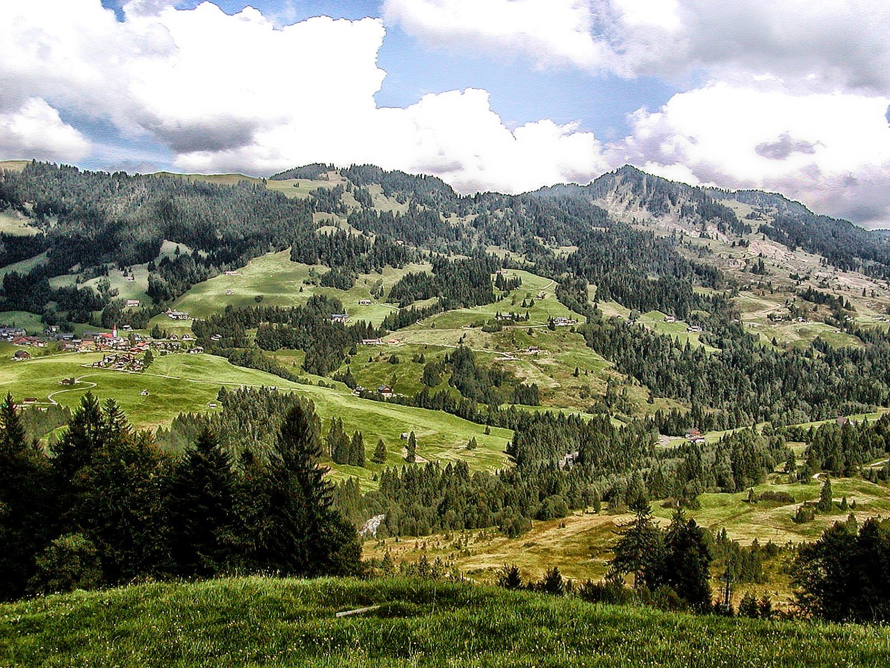 Sibratsgfall, Austria, Kraštovaizdis, Vaizdingas, Kalnai, Kaimas, Pastatai, Miškas, Medžiai, Miškai