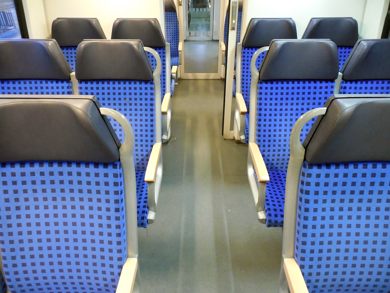 Sėdėti,  Sėdynės,  Traukinys,  Kelionė,  Sėdynių Eilės,  Deutsche Bahn,  Keleiviai,  Kelyje,  Viešosios Transporto Priemonės,  Tuščia