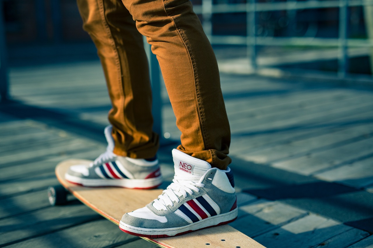 Riedlentės, Sportiniai Batai, Shoelaces, Linksma, Rudos Kelnės, Važinėjimas Riedlente, Jaunas, Avalynė, Skateboarder, Lauke