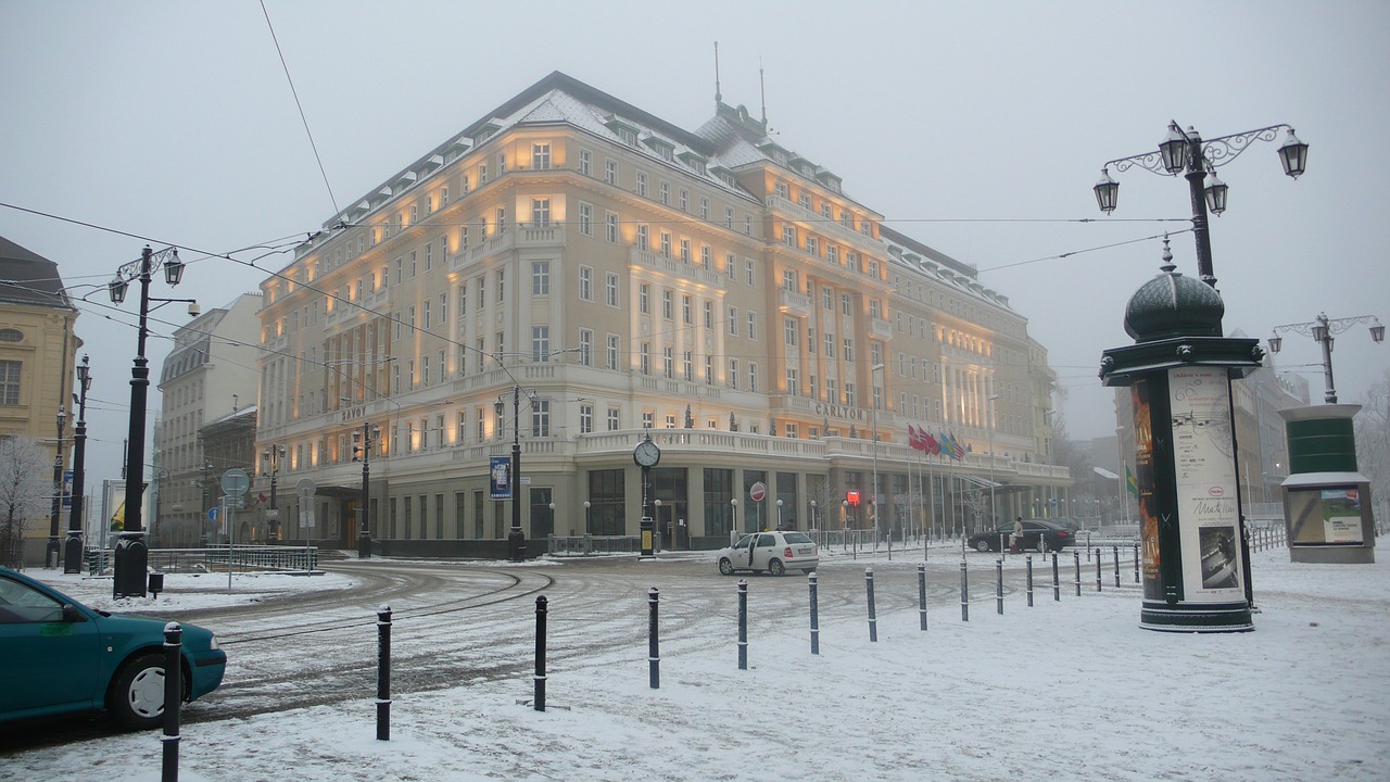 Slovakija, Bratislava, Carlton, Žiema, Sniegas, Apšvietimas, Hviezdoslavovo Aikštė, Nemokamos Nuotraukos,  Nemokama Licenzija