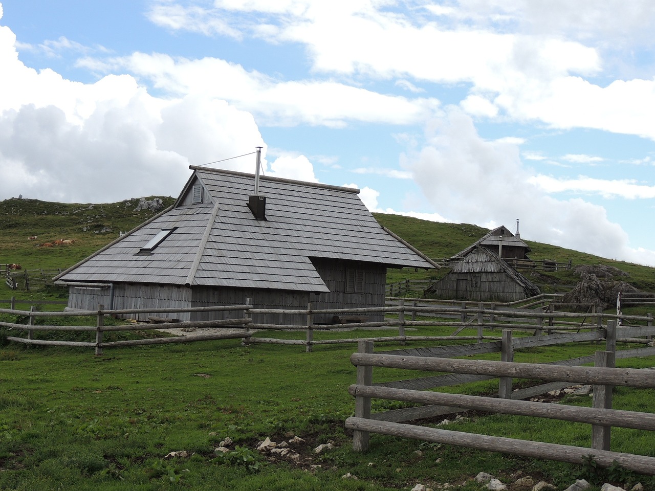 Slovenia, Kalnai, Mala Planina, Mediniai Namai, Kalnų Namas, Laukai, Kalvos, Kaimas, Kaimas, Gamta