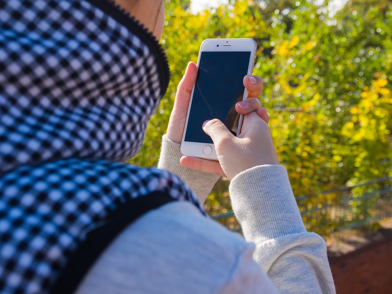 Išmanusis Telefonas, Moteris, Mergaitė, Iphone, Obuolių Inc, Prisiliesti, Prietaisas, Mobilus, Ląstelinis, Ryšiai