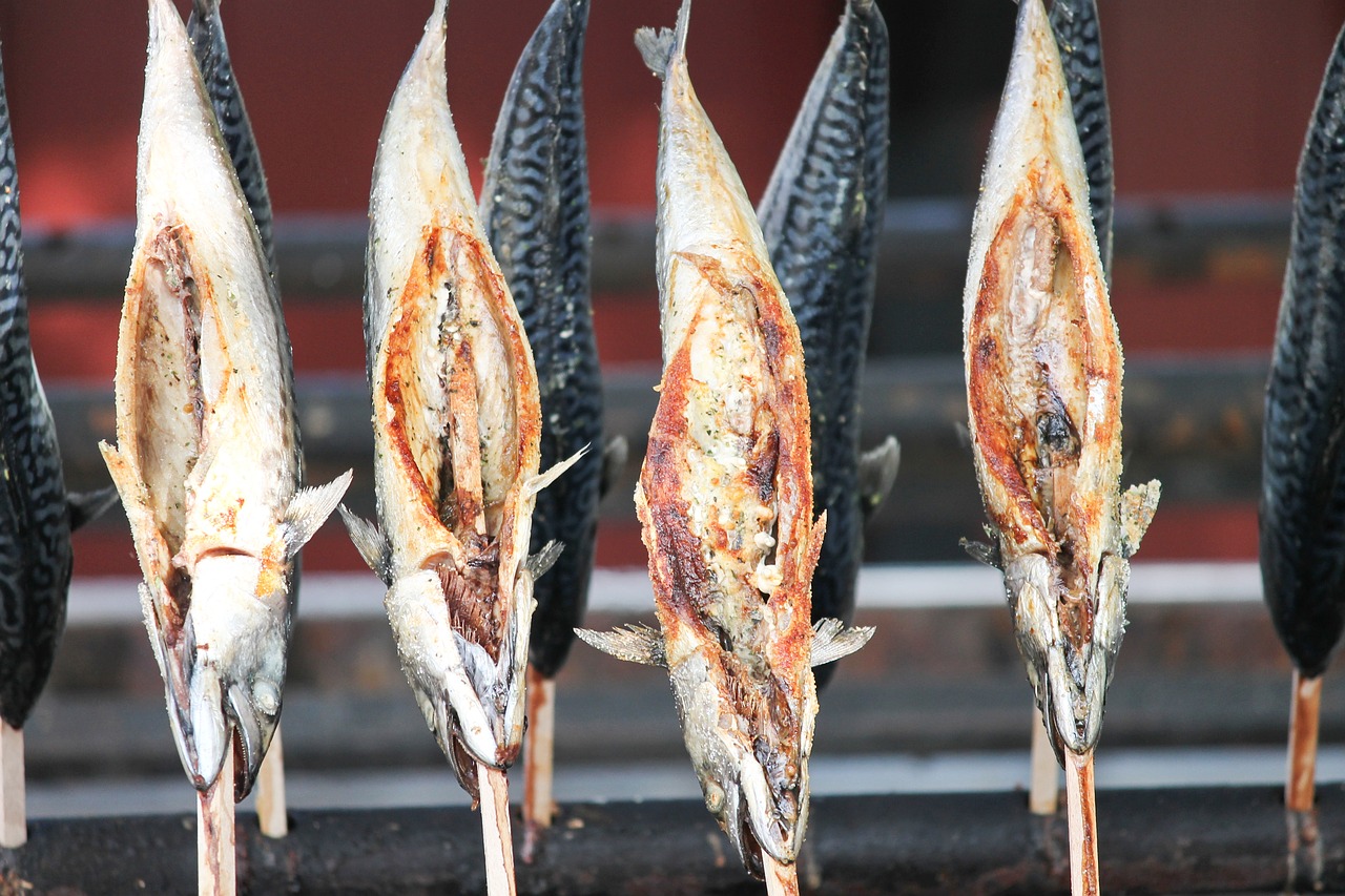 Rūkyti Upėtakiai,  Upėtakių,  Žuvis,  Grilis,  Kepta,  Keptas,  Iešmo,  Ant Iešmo,  Žuvies Galva,  Fischraeucherei