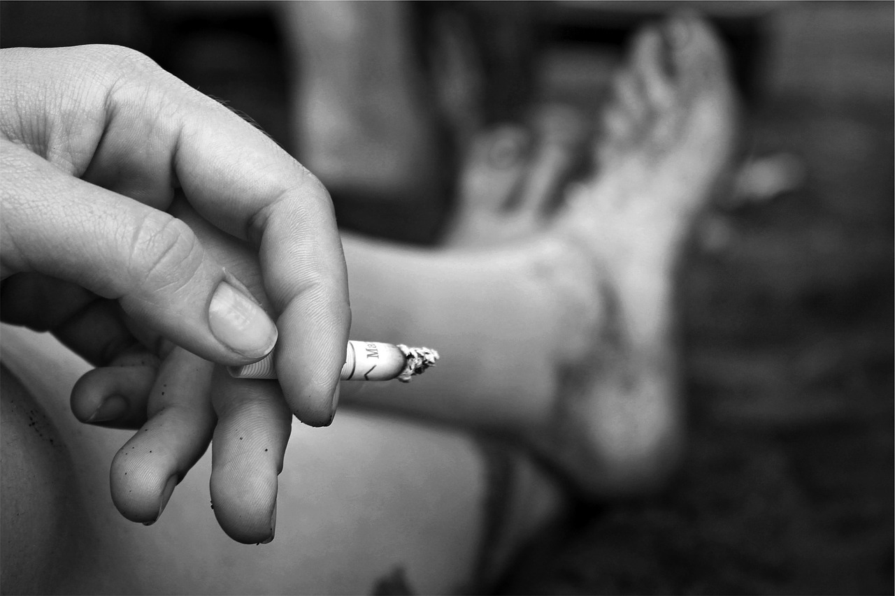 Rūkymas, Cigarečių, Ranka, Tabakas, Nikotinas, Įprotis, Priklausomybe, Vėžys, Nesveika, Juoda