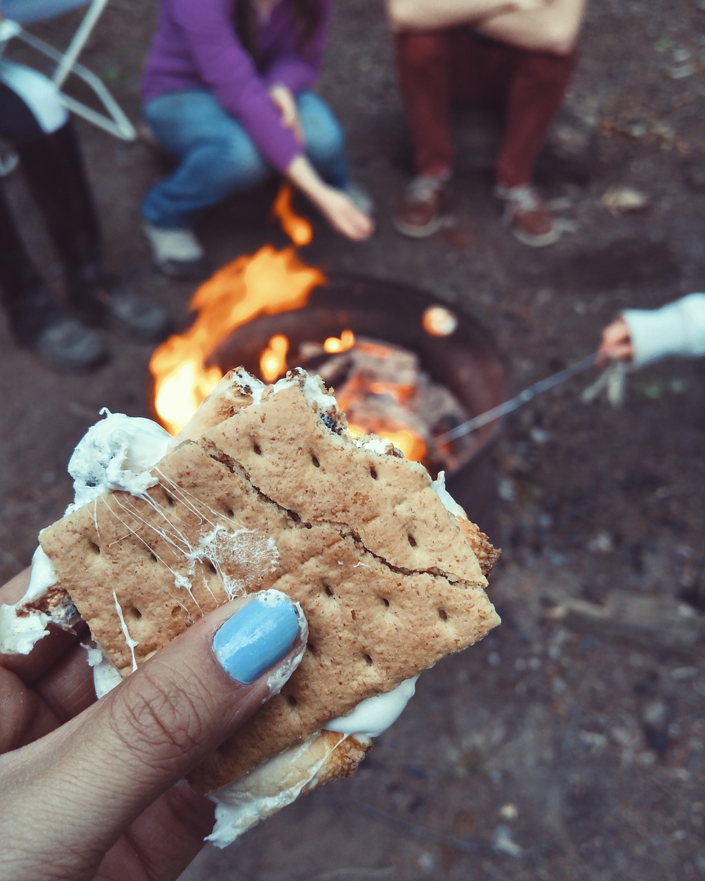 Smore, Maistas, Užkandis, Ugnis, Virimo, Lauke, Ranka, Blur, Kempingas, Kelionė