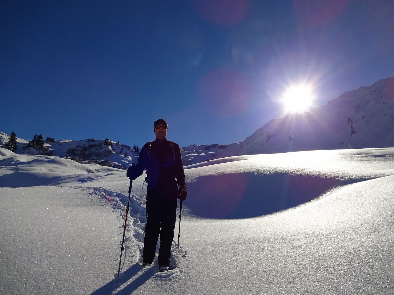 Snowshoeing, Saulė, Žiema, Sniegas, Šaltis, Žiemą, Dangaus Mėlynumo, Sniego Batai, Pėdsakai, Atgal Šviesa