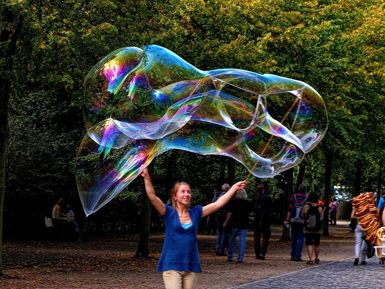 Muilo Burbulas, Milžiniškas Burbulas, Moteris, Gaminanti Muilo Burbulus, Seifenblasen Berlin, Nemokamos Nuotraukos,  Nemokama Licenzija