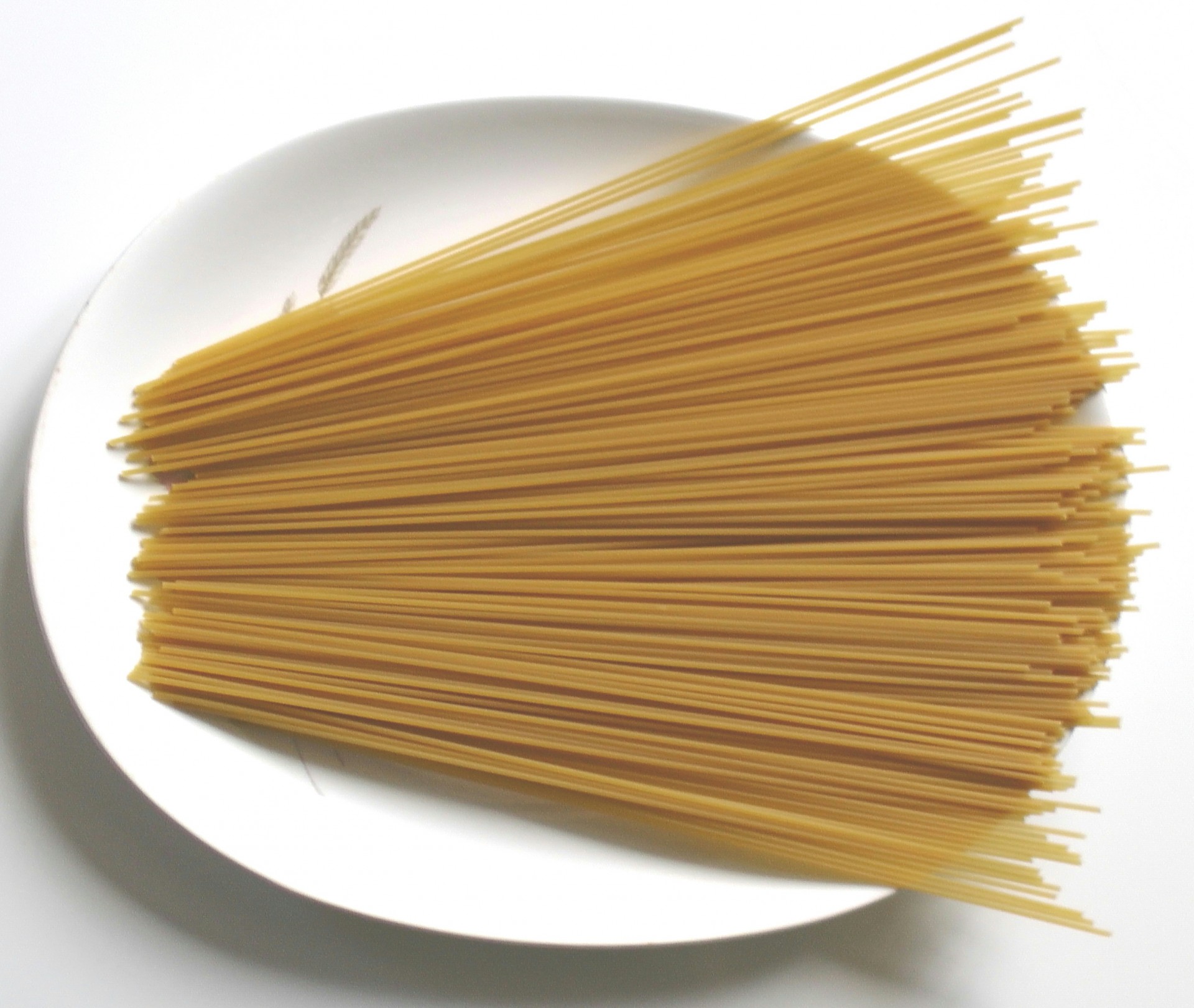 Сухие макароны сколько готовых. Спагетти 1881. Макароны длинные. Спагетти сырые. Спагетти сухие.