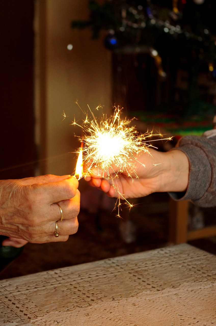 Sparkleris, Švytėjimas, Šviesa, Kibirkštis, Naujųjų Metų Diena, Naujieji Metai, 2015 M., Butelis, Magija, Pagalbinė Ranka