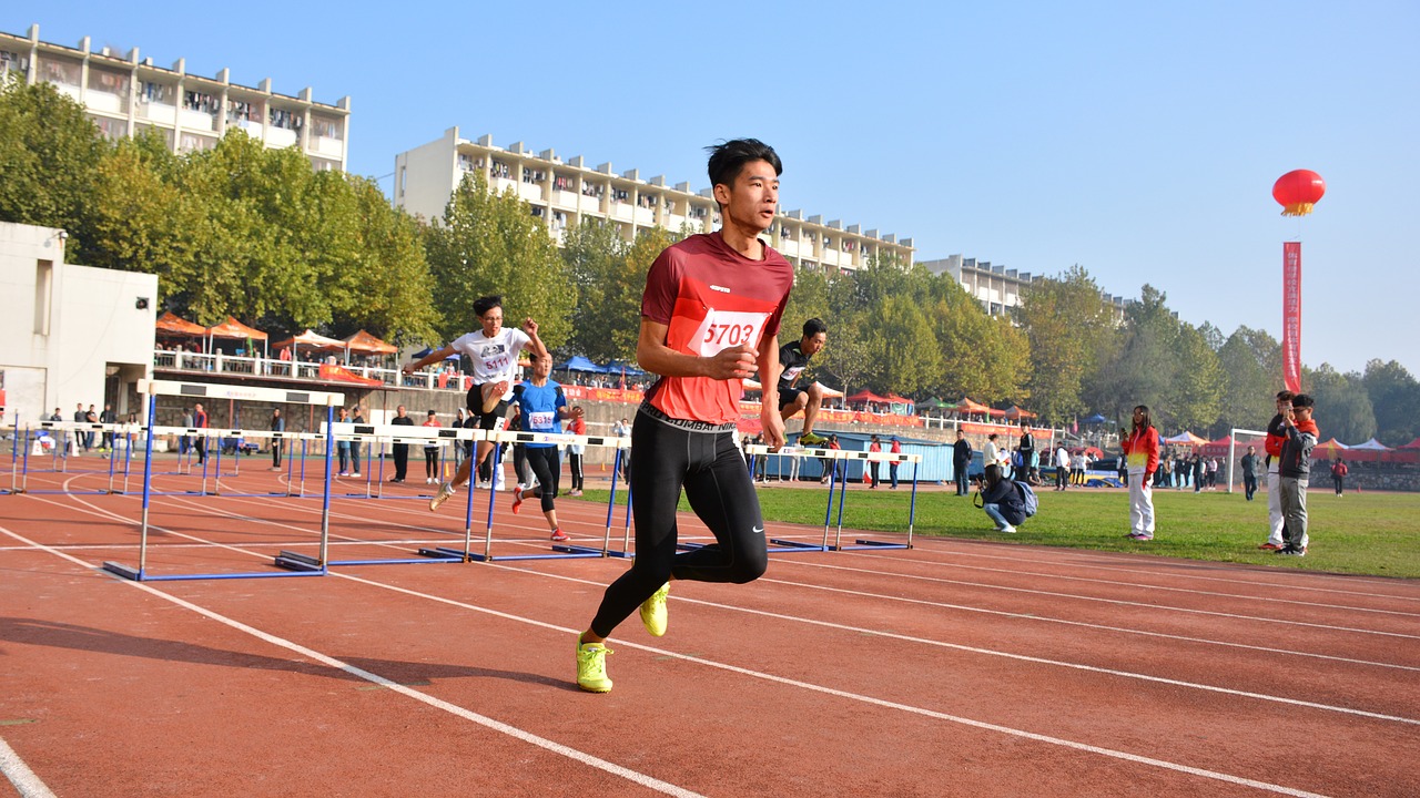 M sports. Ред бег. Леопольд. Бег с препятствием. Бег змейкой фото. Run Hurdles.