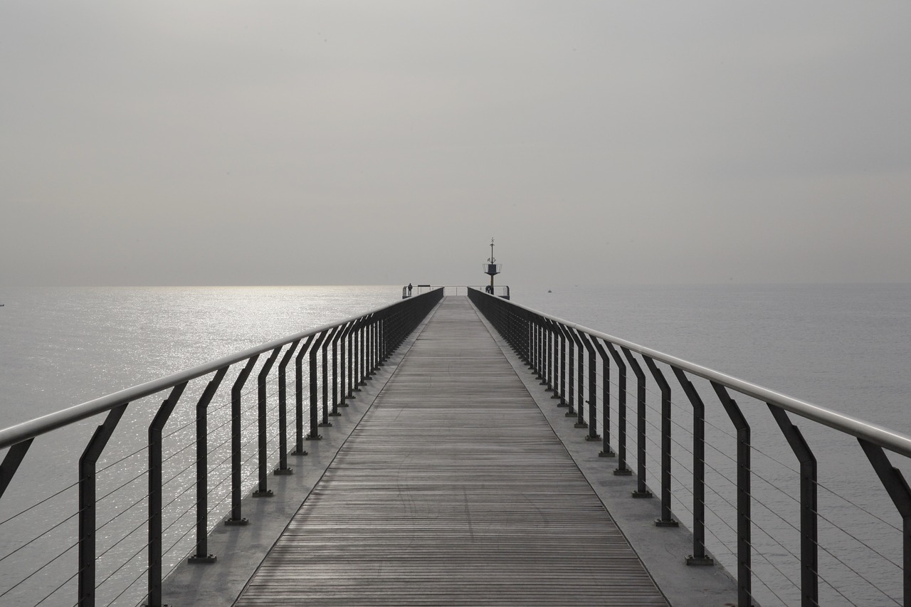 Ходить морское. Бадалона море. Прогулка над морем. Meisson walk by the Sea.