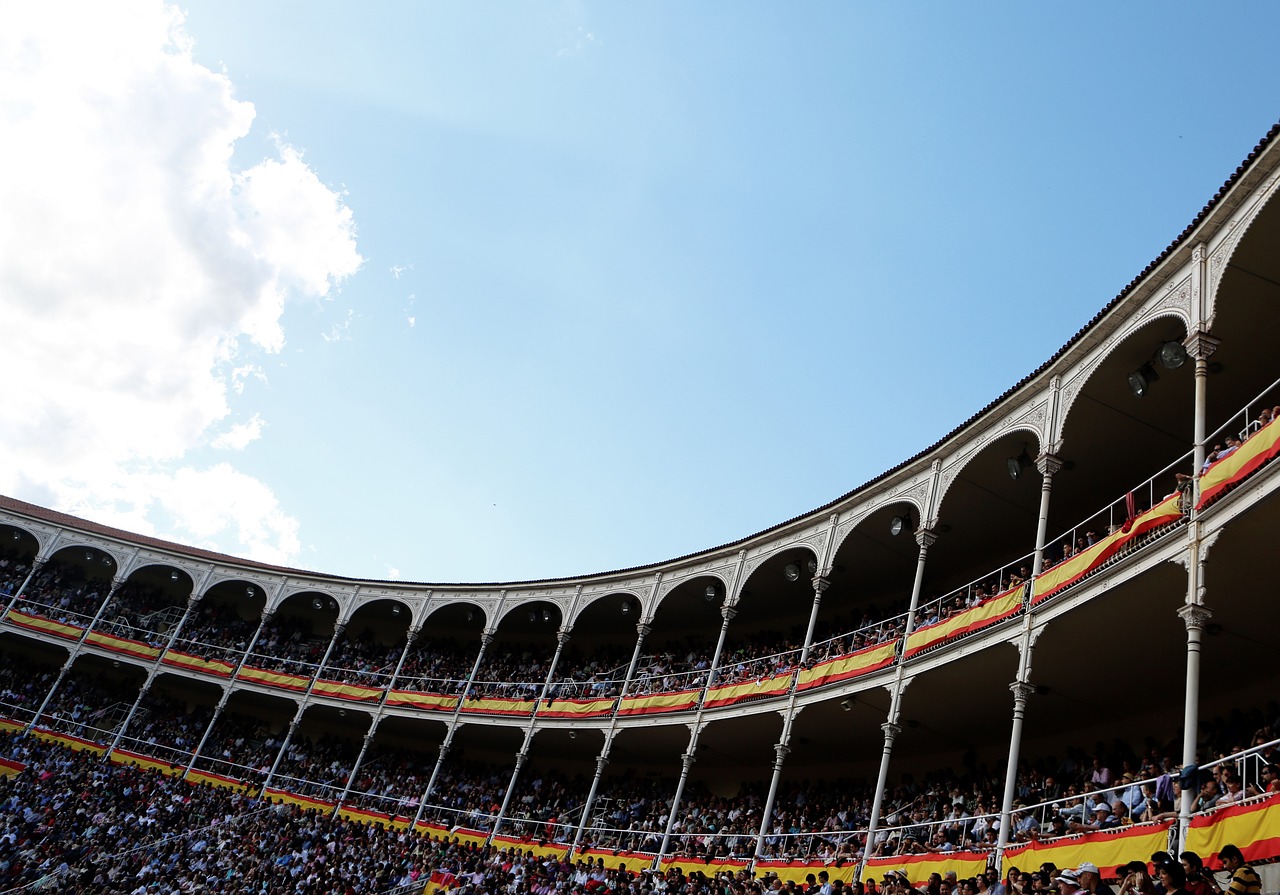 Stadionas, Arena, Minios, Žmonės, Žiūrovai, Mėlynas, Dangus, Debesys, Nemokamos Nuotraukos,  Nemokama Licenzija