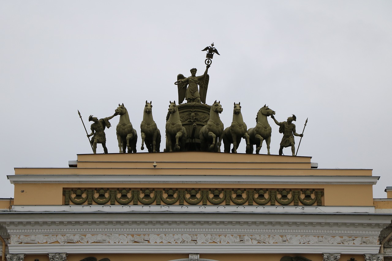 В каком городе находится памятник старины. Колесница на арке главного штаба. Колесница славы на арке главного штаба. Демут-Малиновский скульптуры. Демут Малиновский надгробие Козловского.