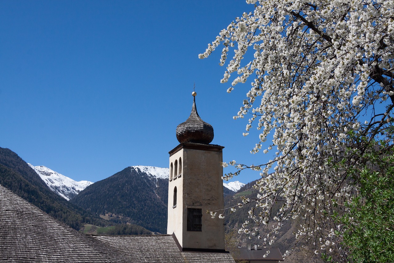 Bokštas, Rhaeto Romanic, Bažnyčia, Gintas, Istoriškai Medienos Sijos, Architektūra, Pastatas, Puiku, Svogūnų Kupolas, Moteris