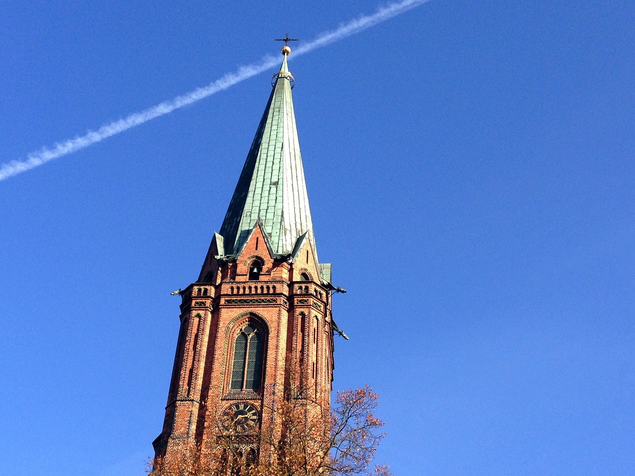 Bokštas, Lüneburg, Nicolai Bažnyčia, Contrail, Spire, Bažnyčia, Dangus, Mėlynas, Nemokamos Nuotraukos,  Nemokama Licenzija