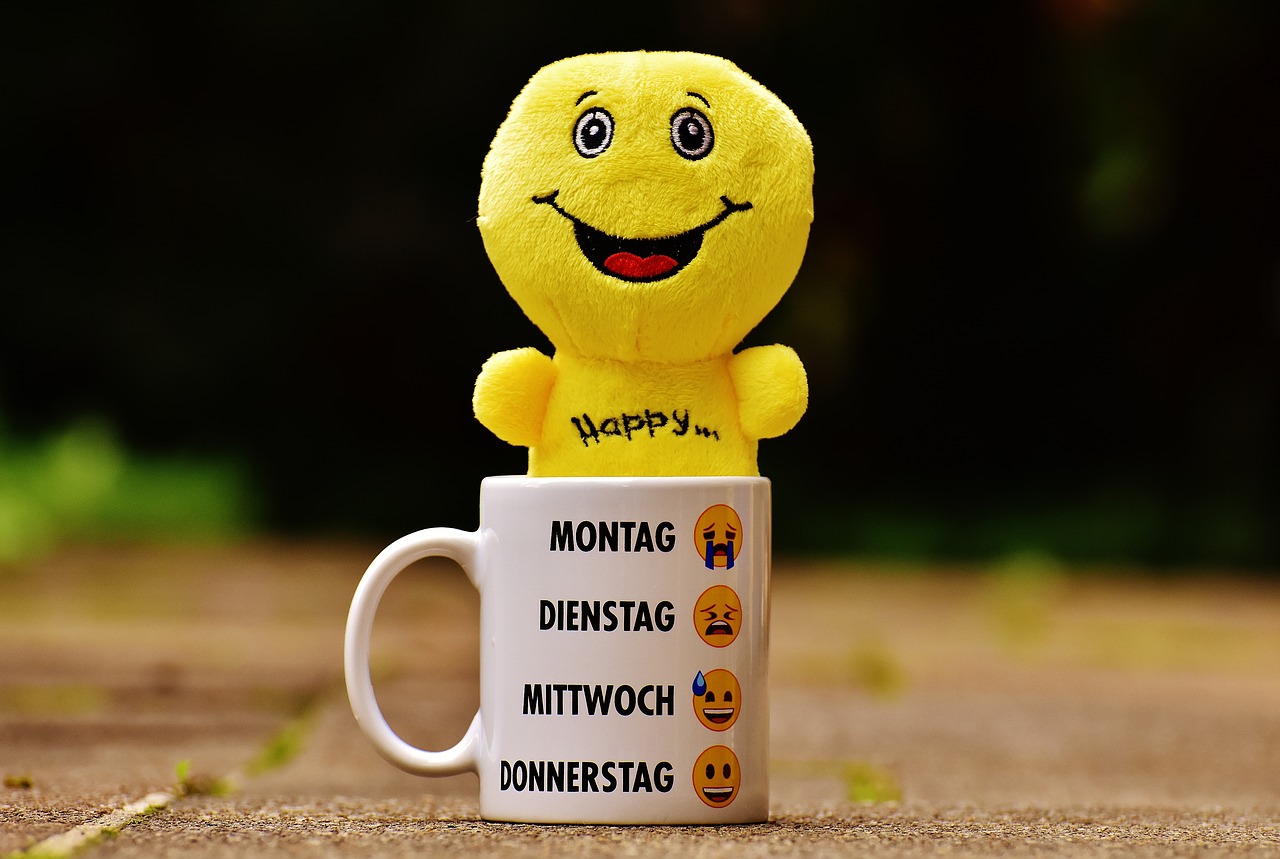 Dar Juokiasi, Šypsenėlės, Taurė, Geltona, Juokinga, Džiaugsmas, Šypsenėlė, Emoji, Smiley, Laimingas