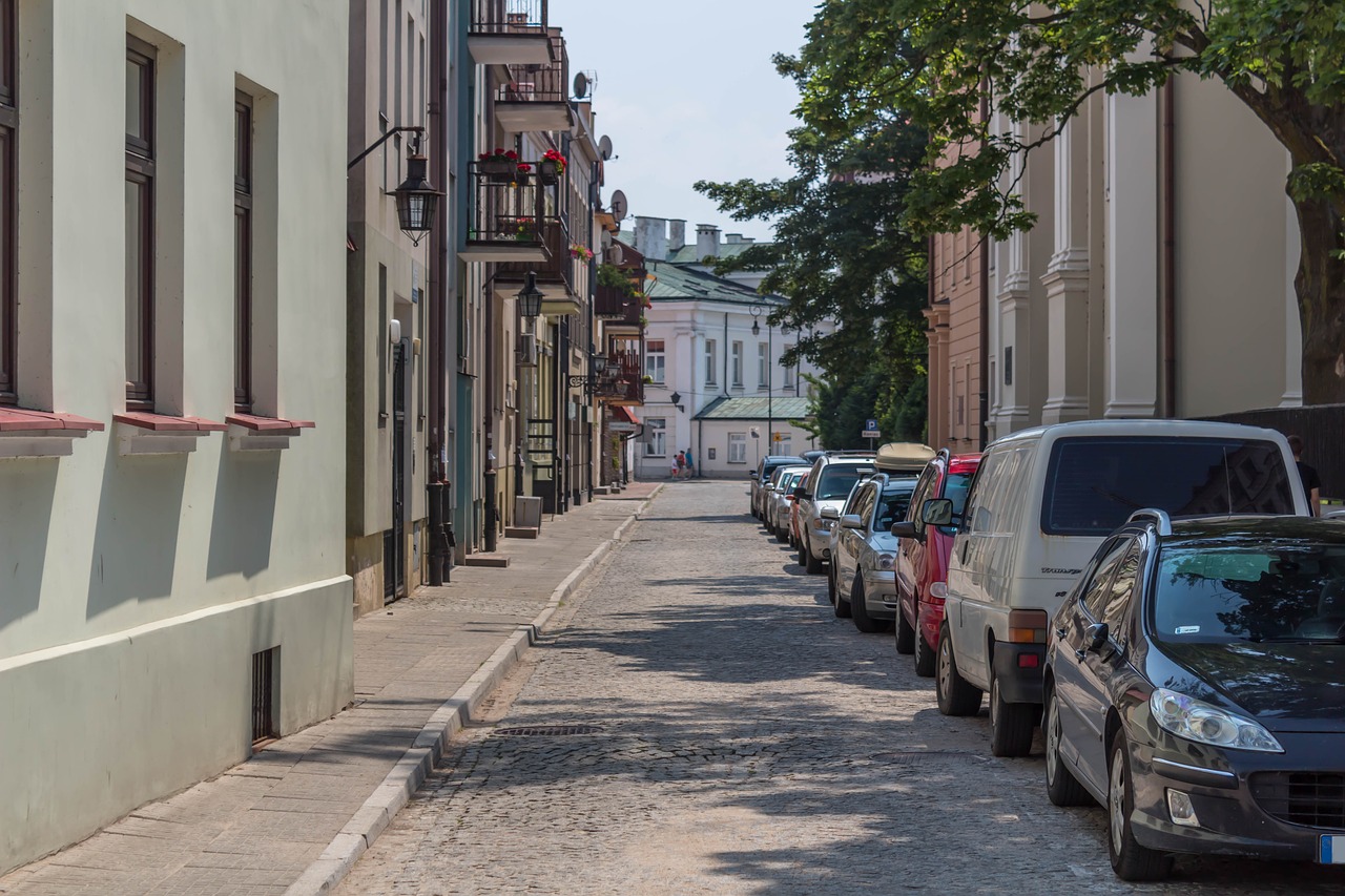 Gatvė,  Pėsčiųjų Zonos,  Automobiliai,  Plockas,  Aplankyti,  Kelias,  Automobilių Stovėjimo Aikštelė,  Seni Pastatai,  Takas,  Lenkija