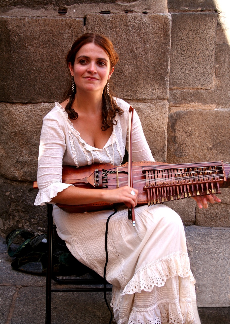 Gatvės Muzikantas, Toledo Spain, Pagrindinis Smuikas, Smuikas Teclada, Instrumentas, Smuikas, Lankas, Moteris, Raudona, Balta Suknelė